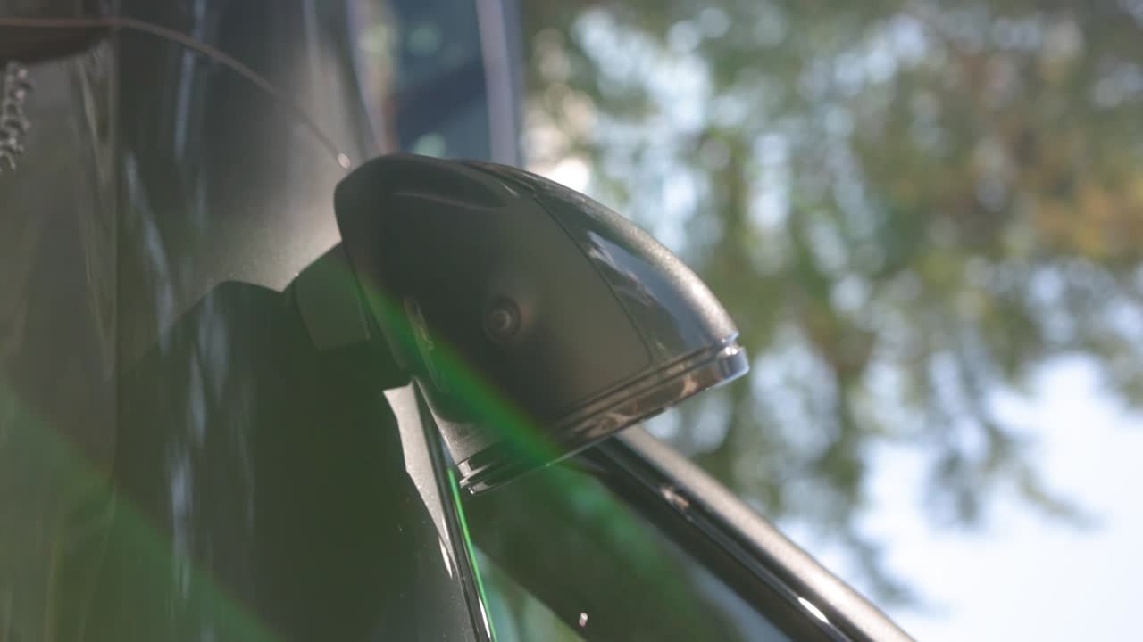 엔진이 꺼지면 현대적인 고급스러운 ev 미러가 자동으로 닫힙니다.