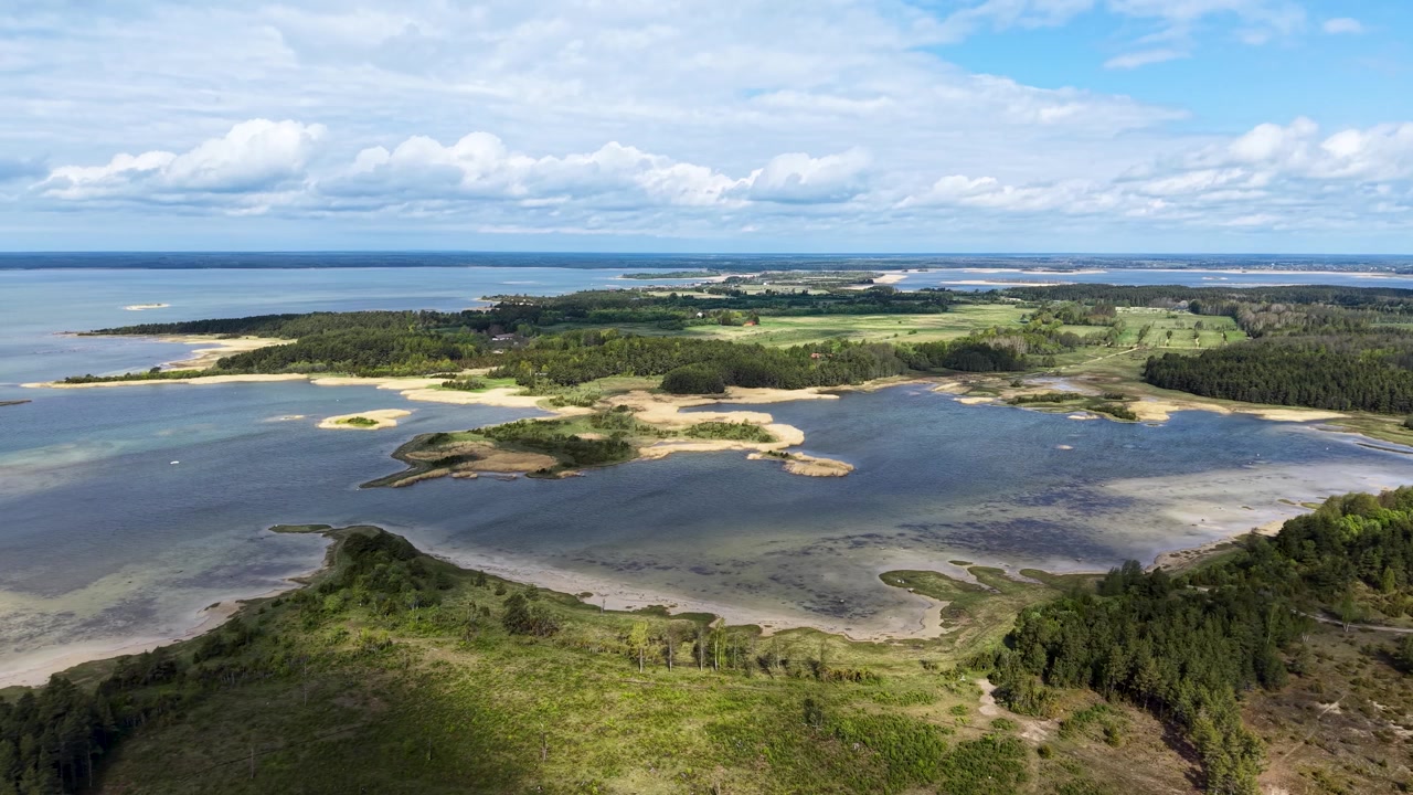 Hitaasti liikkuva ilmakuva rannikon luonnonmaisemasta Itämeren Hiidenmaan saarella Virossa.