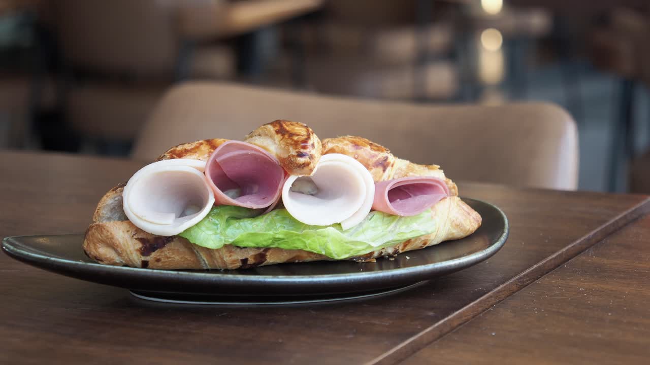 햄과 과 함께 크루아산 샌드위치