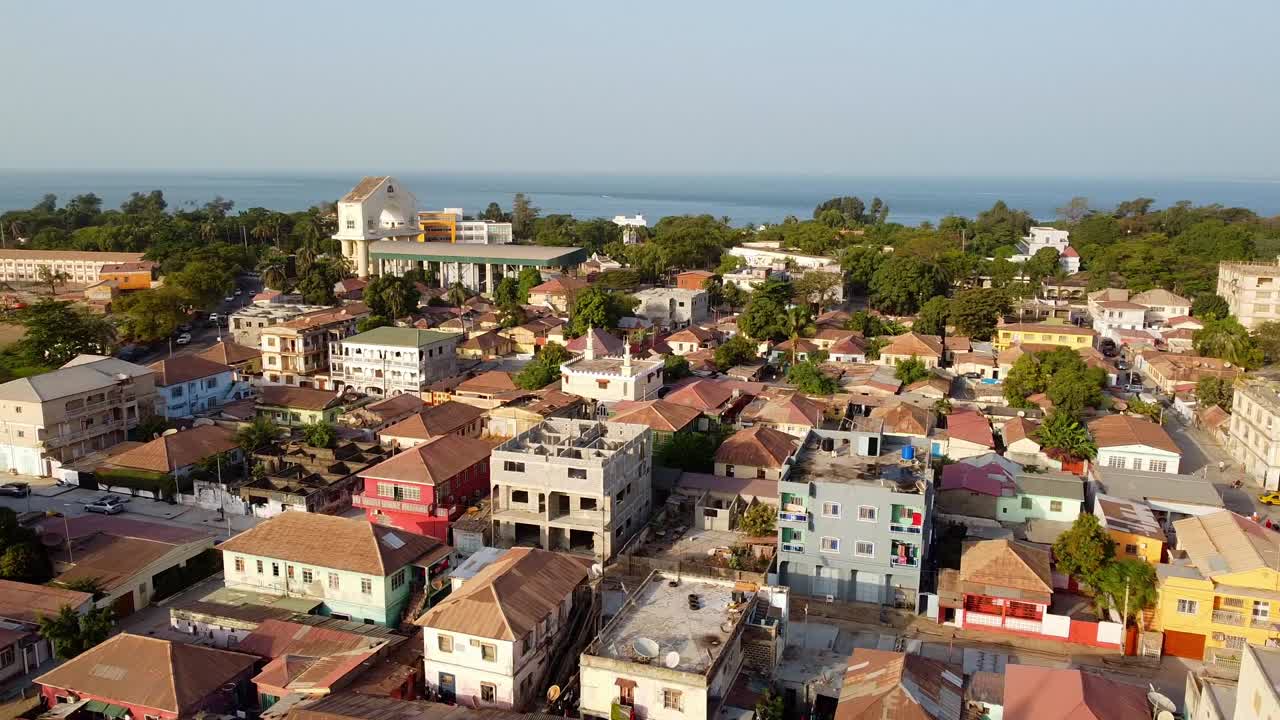 panorama del paisaje urbano de la capital de gambia, banjul, revelando el arco 22 y el paisaje y los edificios antiguos.