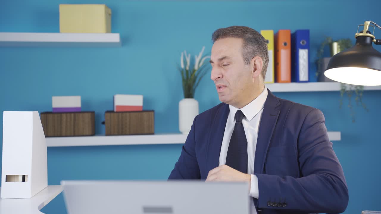 el empresario fracasado se enoja y se deprime.