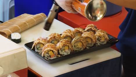 preparando el sushi en llamas