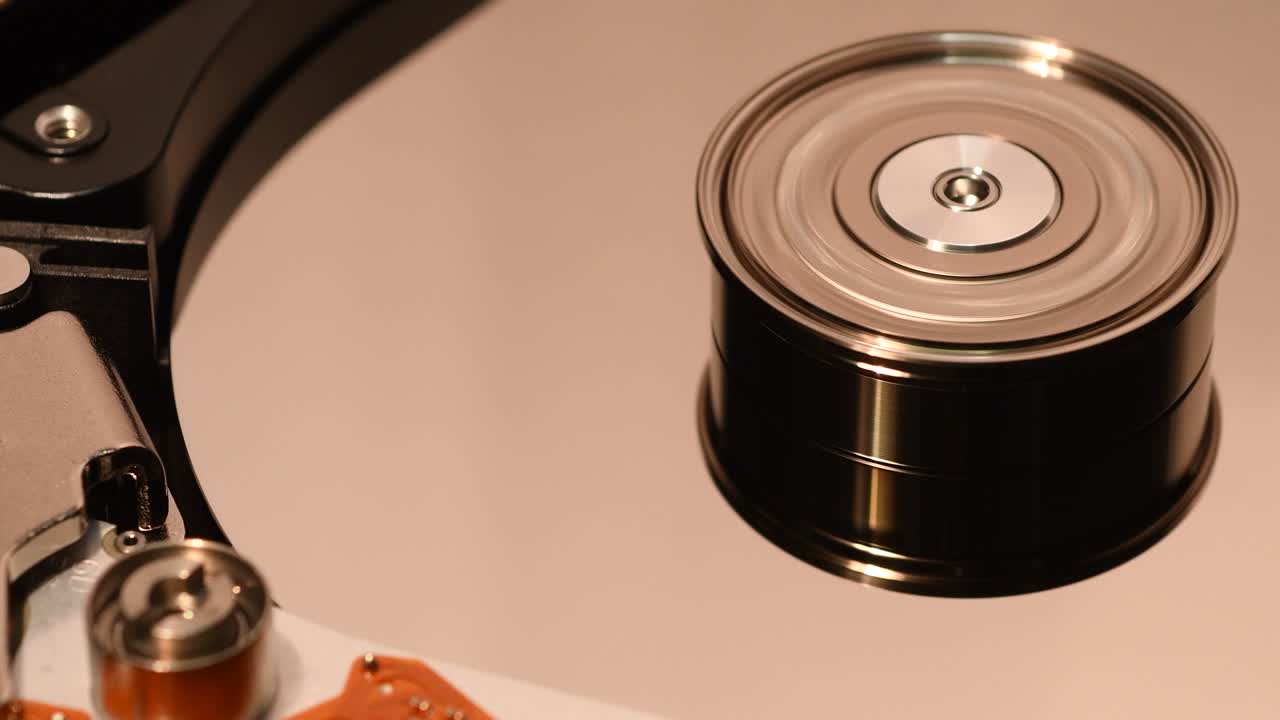 하드 디스크 드라이브의 클로즈업, 데이터 읽기 및 쓰기, 4k uhd 비디오