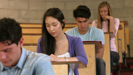 Vista-De-Cerca-De-Los-Estudiantes-Trabajando