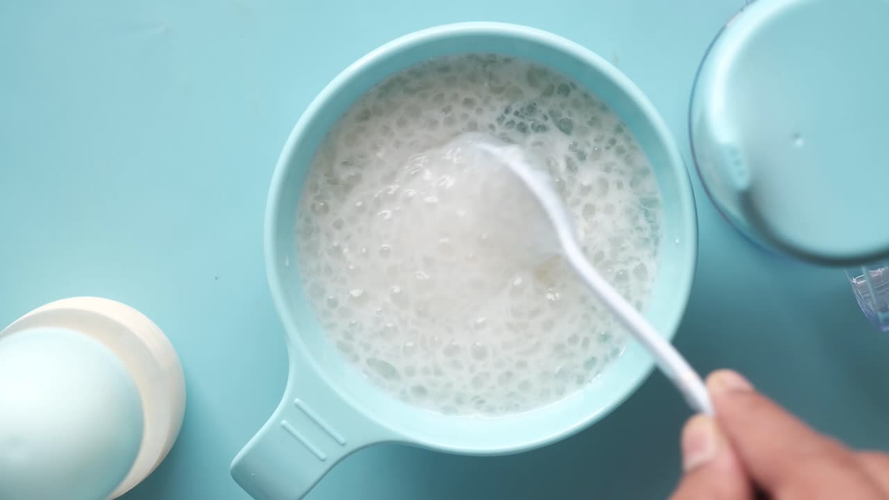 la preparación de gachas de arroz para bebés