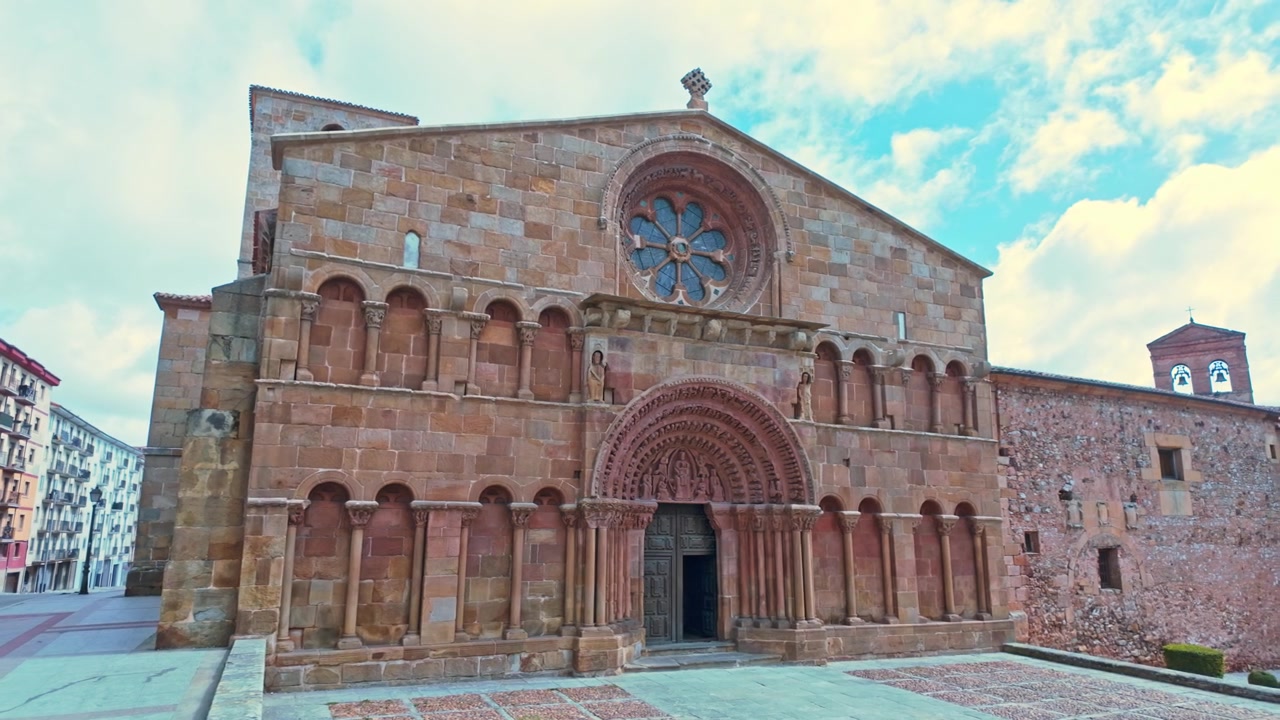 Romansk kirke Santo Domingo i Soria, Spanien