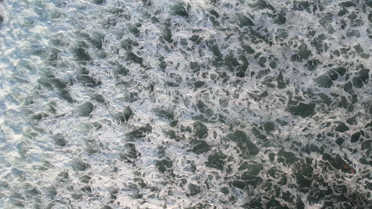 grandes olas rodando desde arriba