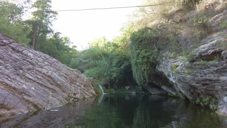 Piscina-Natural-Italiana-Con-Rocas-Y-Acantilados-En-Un-Día-Soleado-De-Verano