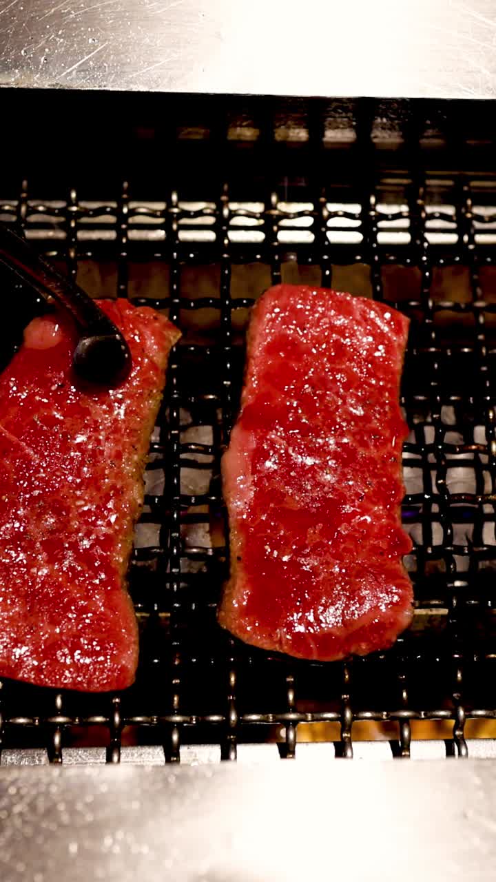 스테이크가 그릴에서 요리되고, 원시에서 완성됩니다.