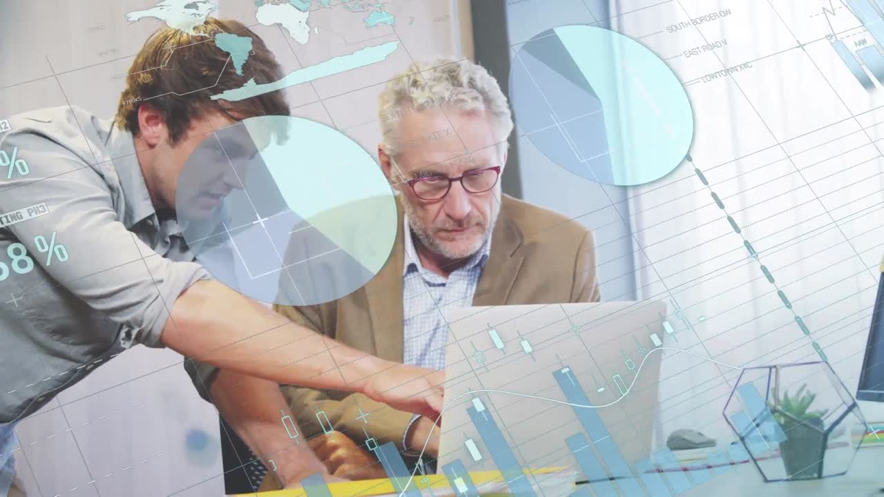 анимация обработки данных над кавказскими бизнесменами в офисе