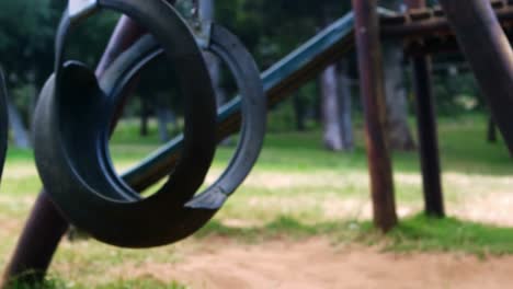 Schaukel-Schwingt-Auf-Dem-Spielplatz