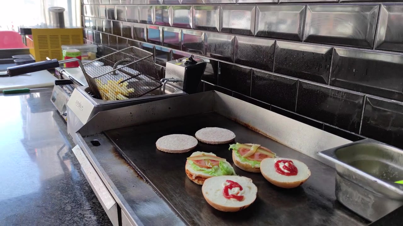Preparando Hambúrgueres e Batatas Fritas em uma Cozinha Comercial