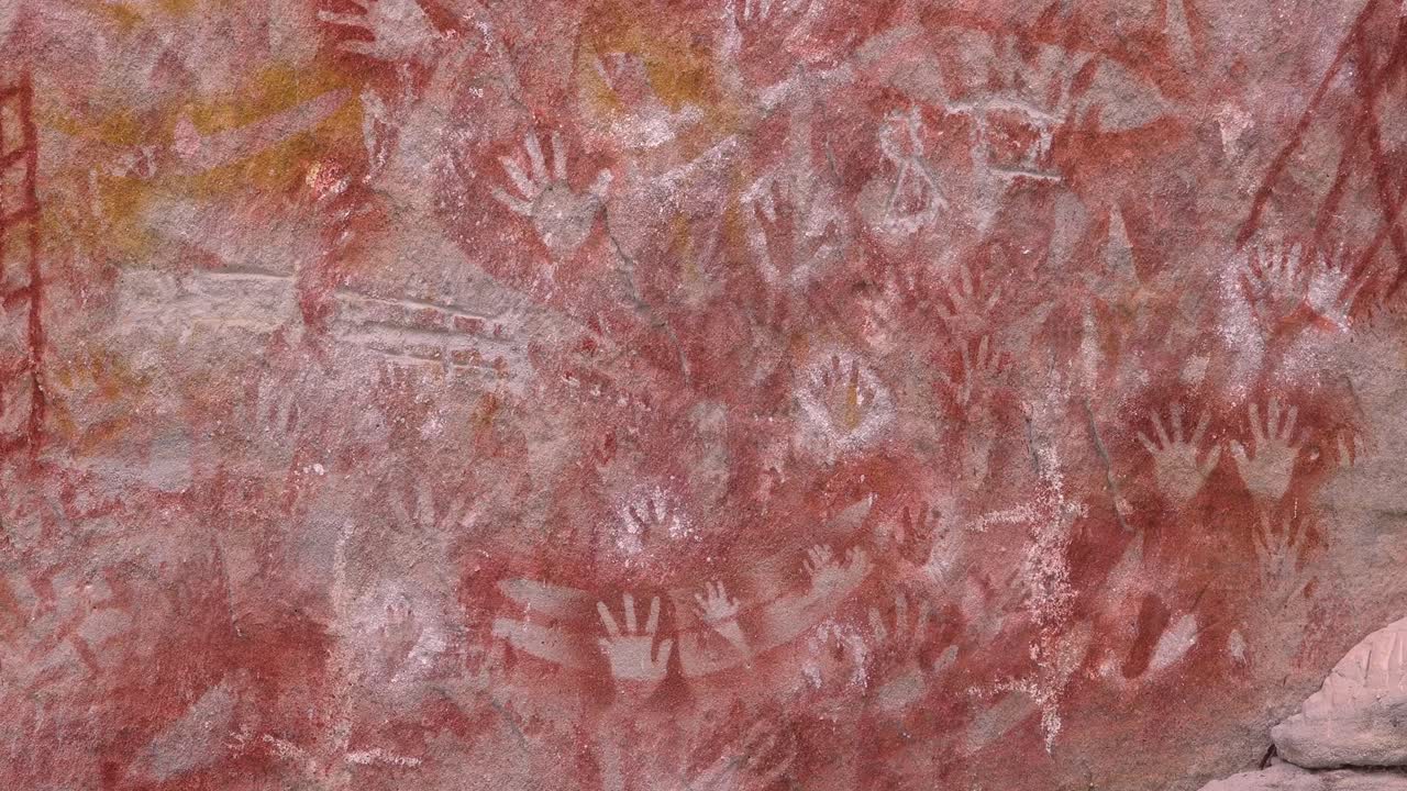 Arte aborigena dipinta da tribù aborigene sulle pietre del Parco Nazionale di Carnarvon, Queensland, Australia