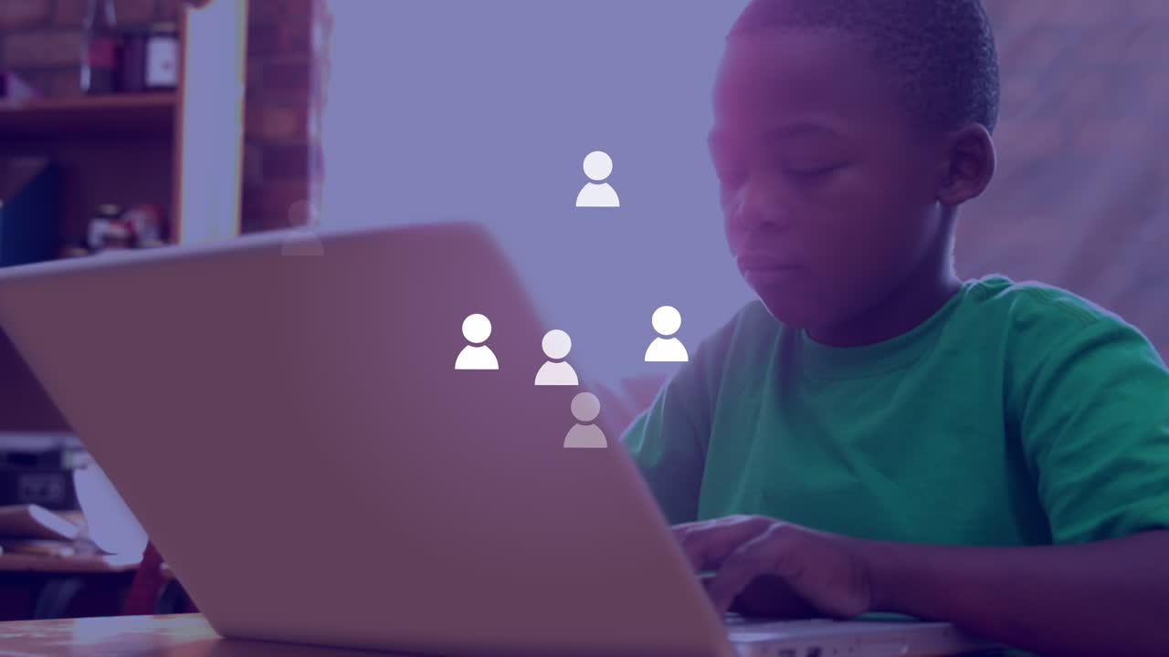 Animasjon av ikoner for sosiale medier over en glad afroamerikansk gutt som bruker bærbar PC på skolen.
