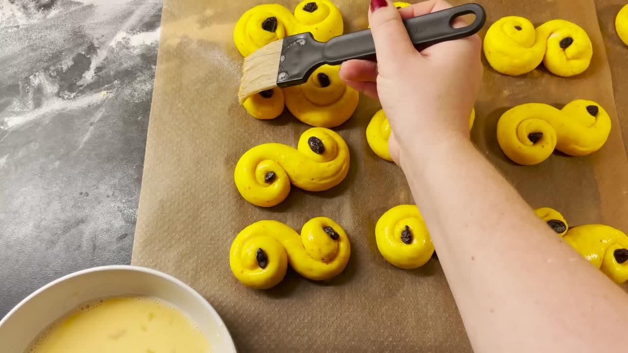 크리스마스 에 스웨덴 의 사프란  을 을 때 반죽 에 달 기 를 적용 하는 것