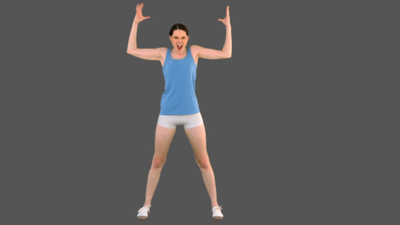 joven modelo furiosa en ropa deportiva haciendo gestos