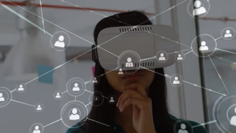 mujer con un auricular de realidad virtual mirando perfiles