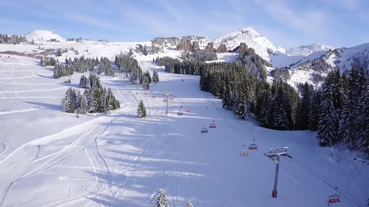 pasar una pista con un telesilla en movimiento