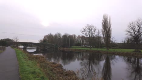 Pasarela-Del-Túmulo-Del-Río-Athy-En-Una-Fría-Caminata-Matutina-De-Invierno