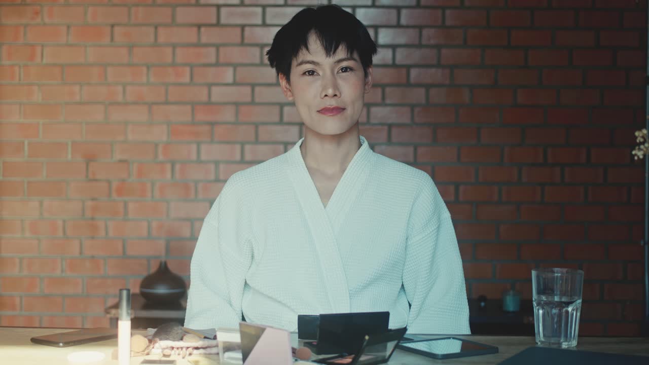 집 에서 메이크업 을 하는 여자