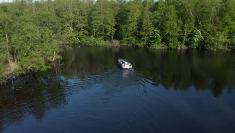 Crucero-Por-El-Lago-Prístino-Con-Reflejo-En-Ossenzijl,-Frisia,-Países-Bajos