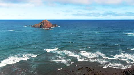 La-Arena-Roja-De-La-Playa-De-Koki-Con-La-Isla-De-Alau-En-La-Distancia,-El-Parque-De-La-Playa-De-Koki,-Hana,-Maui,-Hawai,-Estados-Unidos