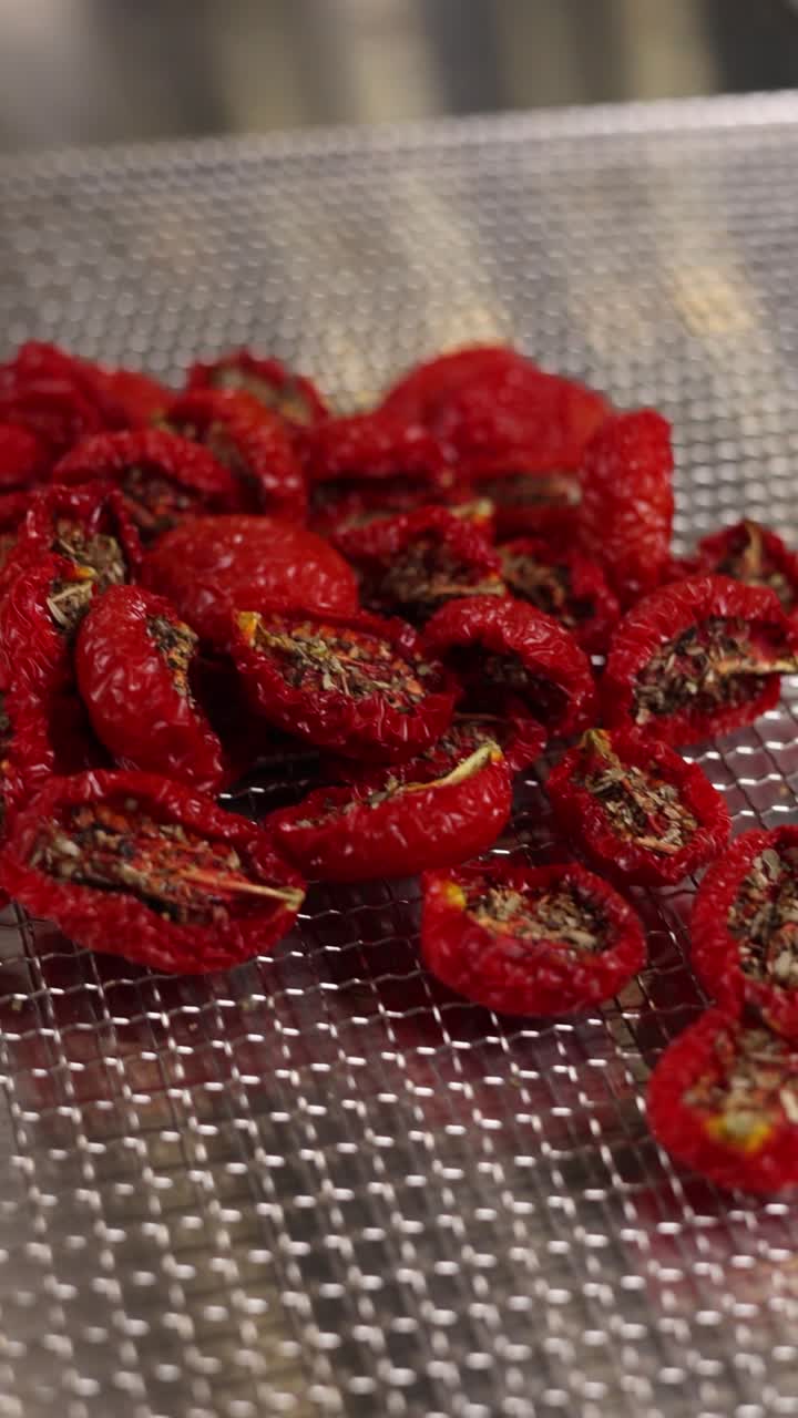 태양에 말린 토마토 와이어 랙에