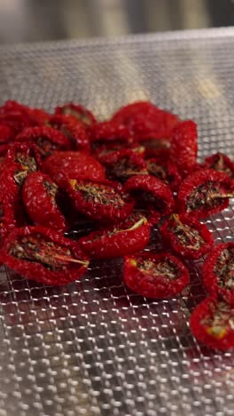 태양에 말린 토마토 와이어 랙에