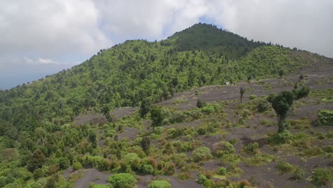 Una-Antena-Sobre-Excursionistas-Trekking-En-Las-Laderas-Del-Volcán-En-El-Volcán-Pacaya-Guatemala