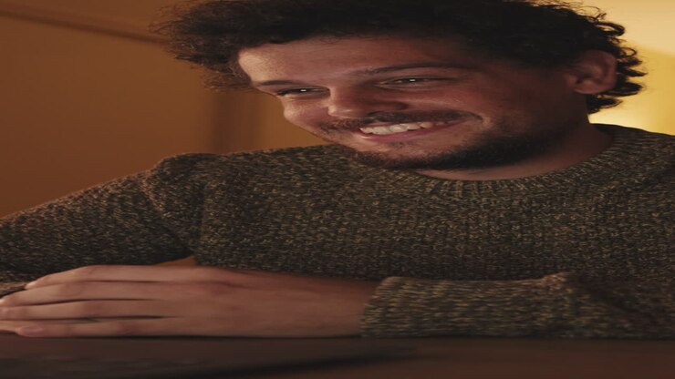 Uomo in maglione sorridente