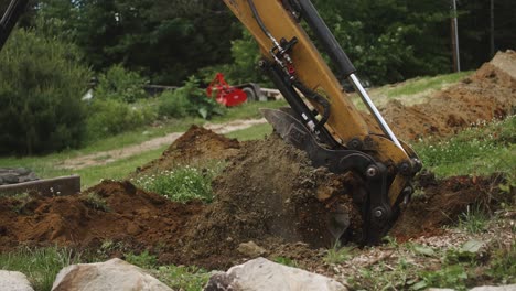 Miniexcavadora-Excavando-El-Suelo-Del-Sitio-De-Construcción