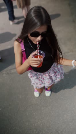 joven disfrutando de una bebida en un festival