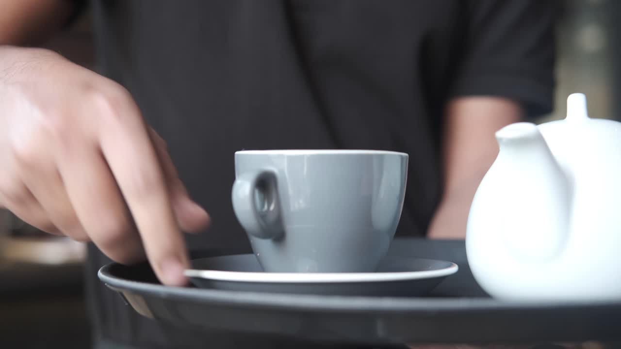 차 와 커피 를 제공 하는 웨이터