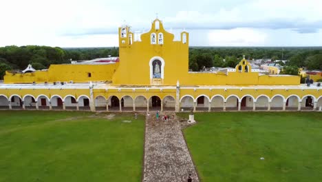 Izamal-Yucatan-Mexiko-San-Antonio-De-Padua-Kloster-Katholische-Kirche-Magische-Stadt