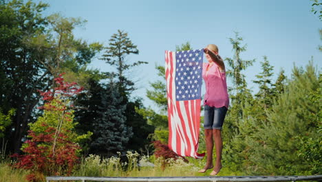 Sportliche-Frau-Mit-USA-Flagge-Auf-Trampolin-Springen