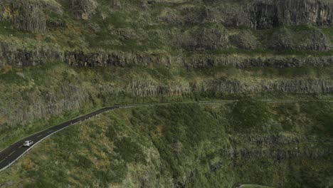 Conducción-De-Automóviles-En-Una-Sinuosa-Y-Empinada-Carretera-De-Montaña-En-Madeira,-Antena