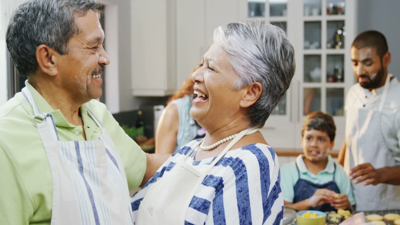 가족을 바라보는 고위 부부 배경 4k