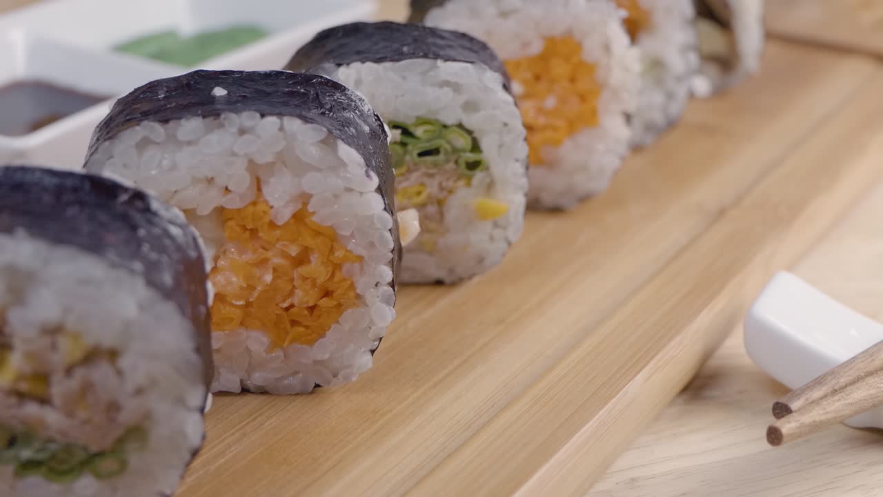 slider dolly tiro de sushi en un plato de sering de madera con palillos