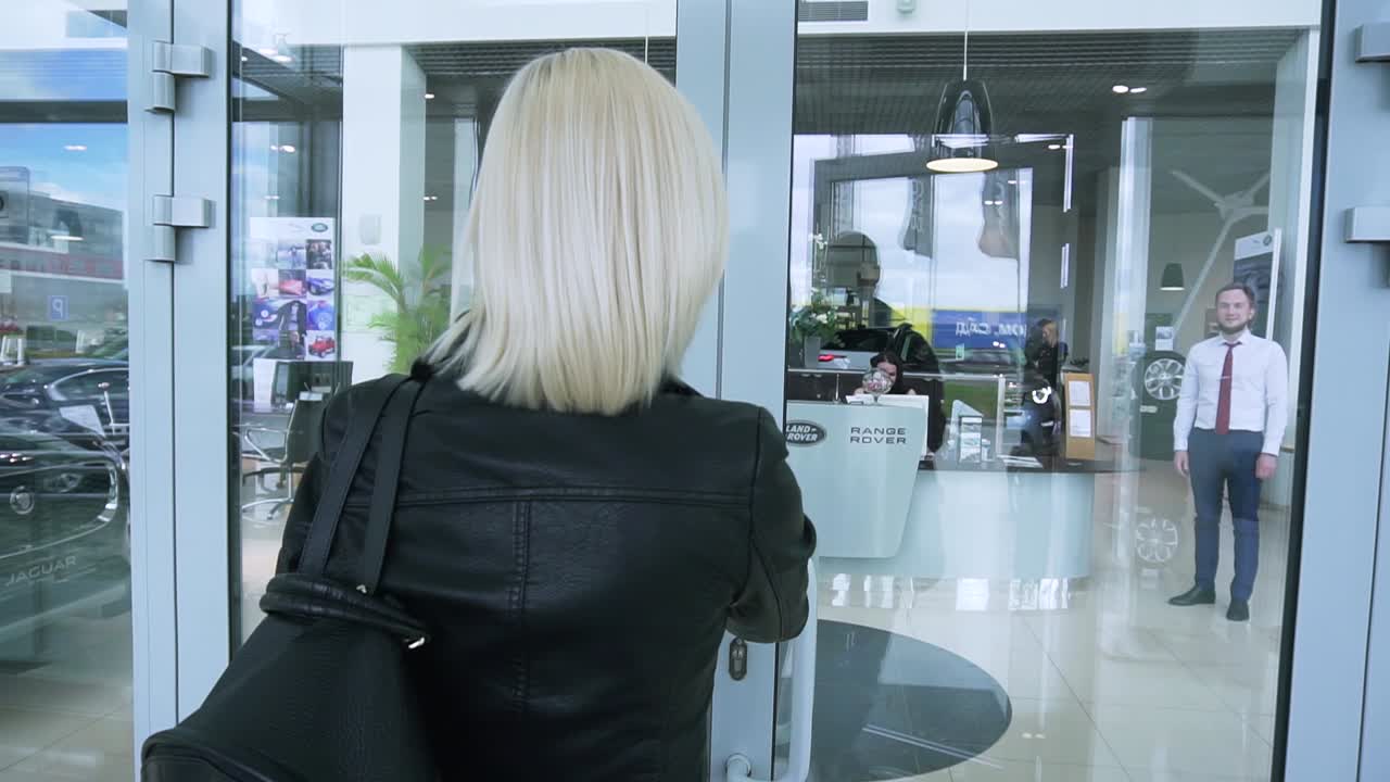 럭셔리 자동차 대리점의 고객 상호 작용