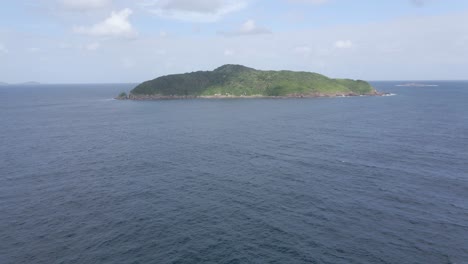 Vista-Aérea-De-La-Isla-Del-árbol-De-La-Col---Reserva-Natural-De-John-Gould-En-Port-Stephens,-Nsw,-Australia