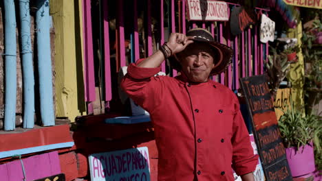 hombre feliz posando al aire libre