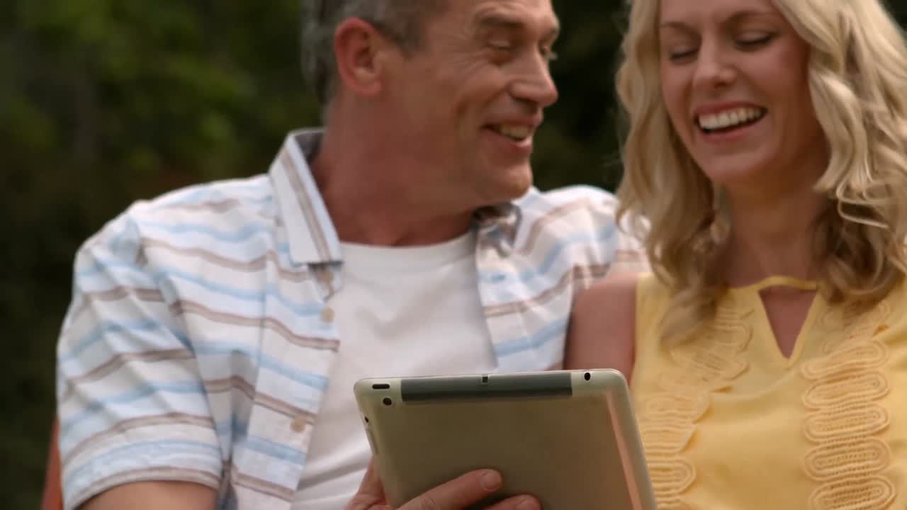 pareja afectuosa sentada en un banco