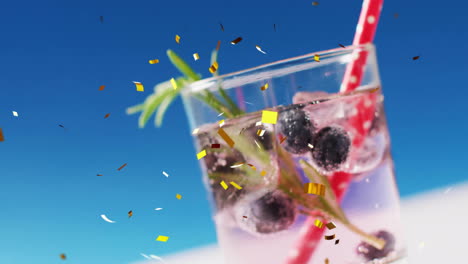 Animation-Von-Fallendem-Konfetti-Und-Cocktails-Auf-Blauem-Hintergrund