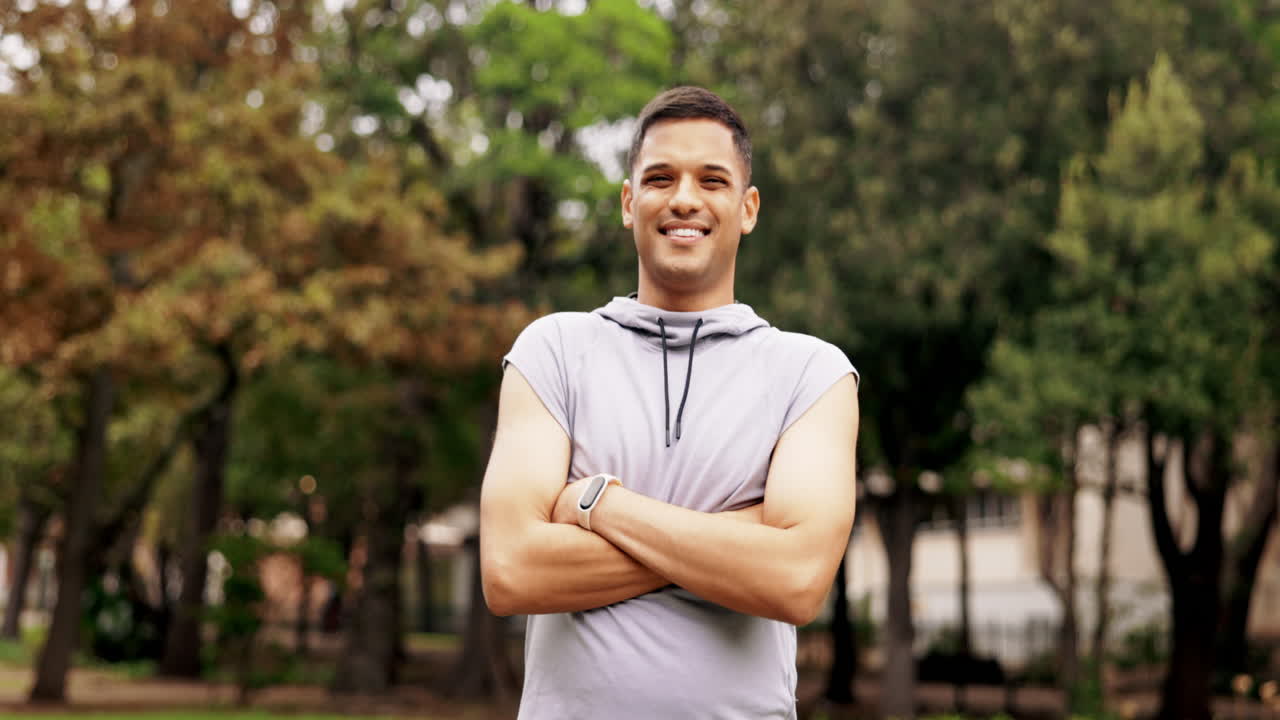 feliz, en forma y cara de hombre con los brazos cruzados