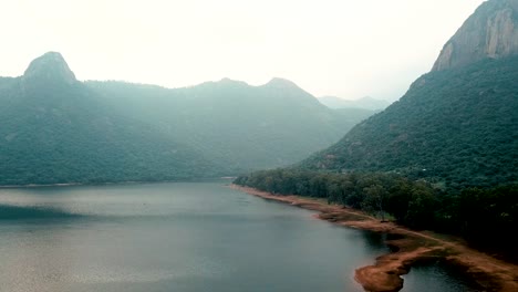 volando sobre un lago en las montañas