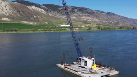 Barcaza-De-Grúa-Poderosa-En-El-Río-Thompson-De-Kamloops