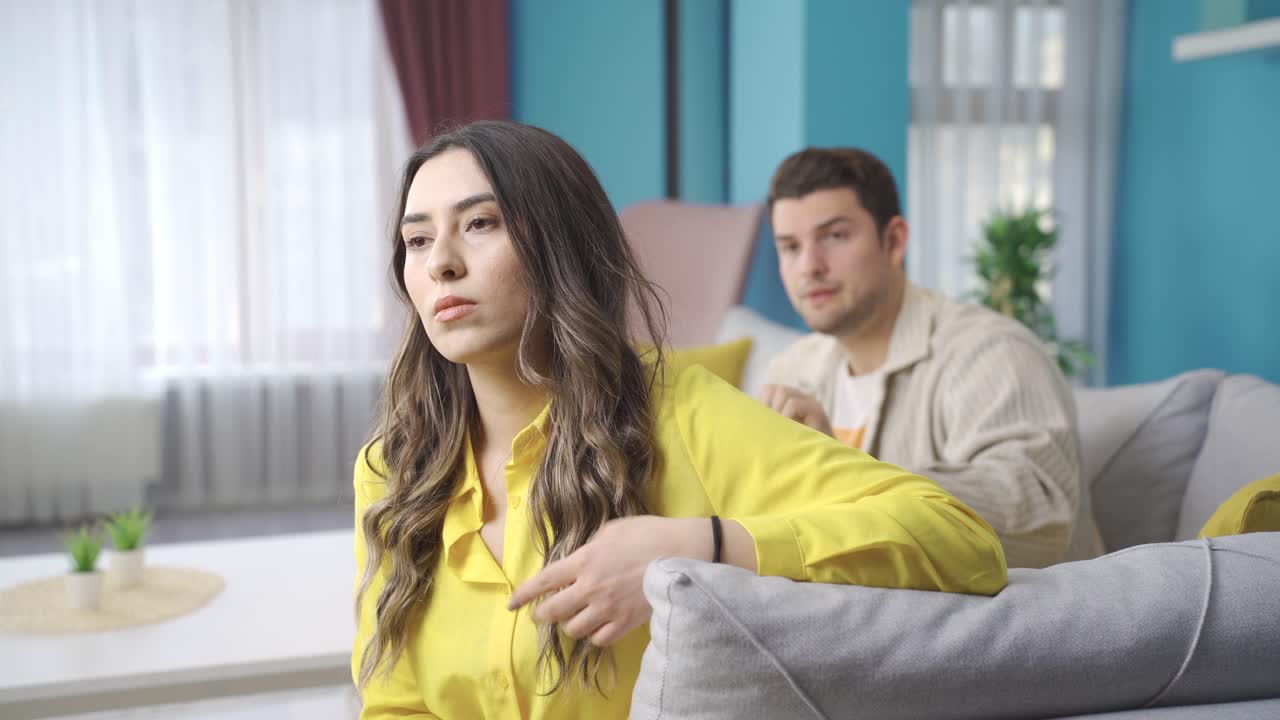 la joven pareja se ofende y no habla entre sí. relación problemática.