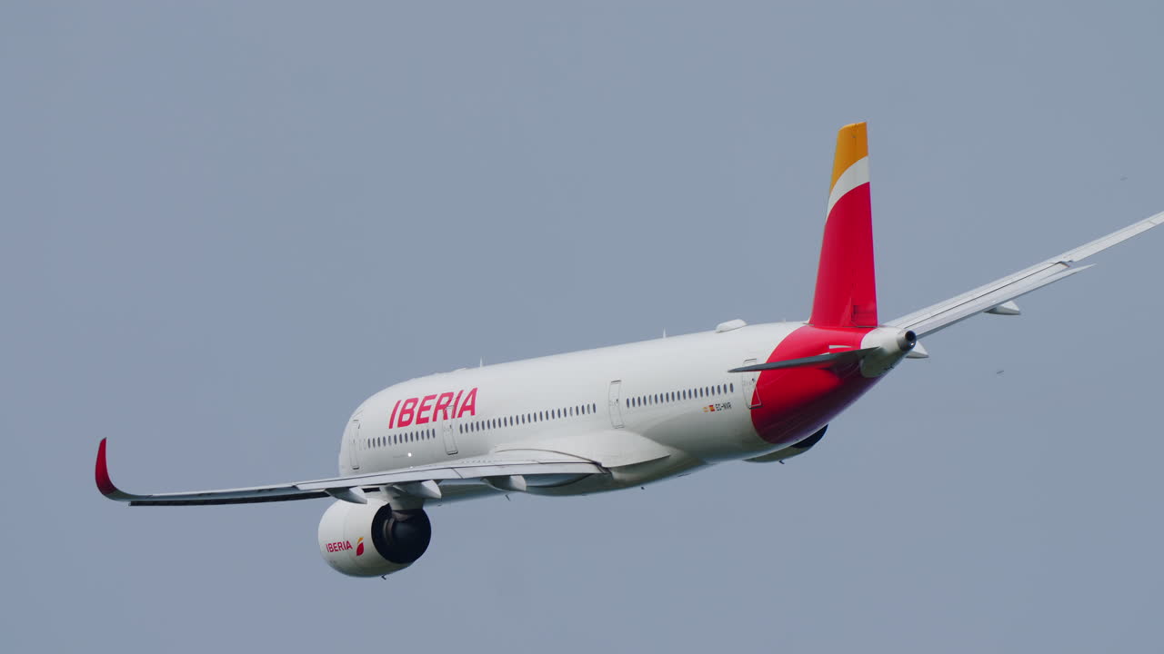 Aereo di linea Iberia in volo in un cielo coperto