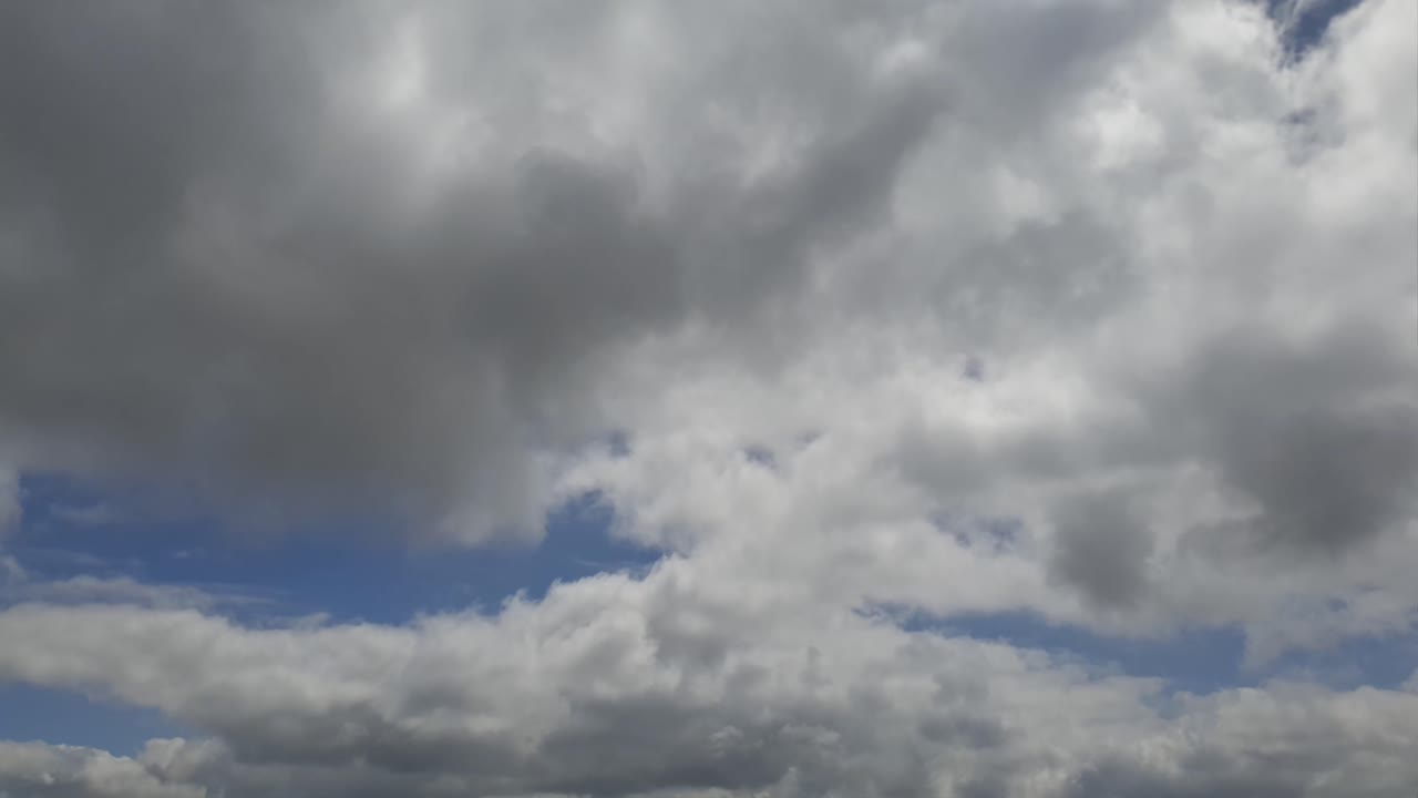 cielo de verano nube de lluvia lapso de tiempo a media tarde