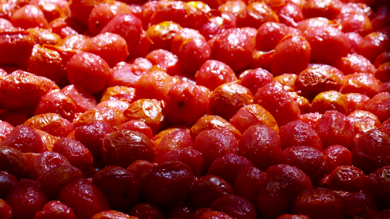 토마토 산업에서 은 토마토는 물로 가득 찬 크로 들어가서 과 꺼기에서 겨서 깨하게 나옵니다.